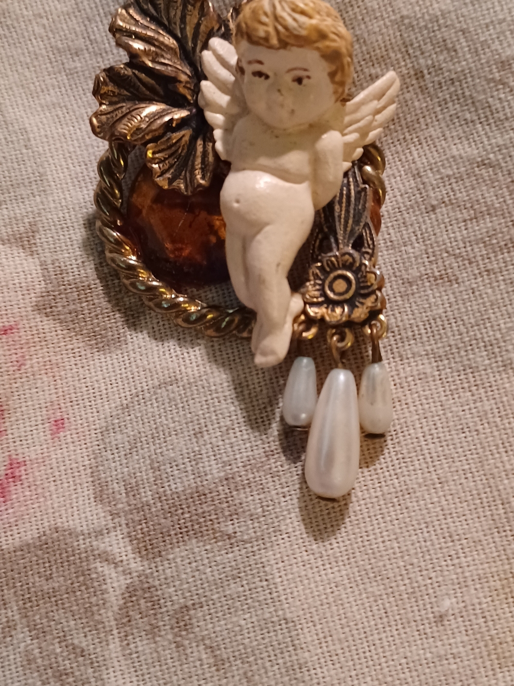 Cherub Accent Art Pin in Cream and Gold